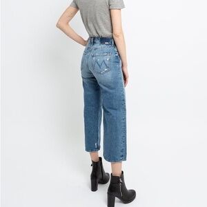 MOTHER DENIM THE TOMCAT ROLLER SHORTY JEANS LIGHTLY DISTRESSED FLARE LEG CROP